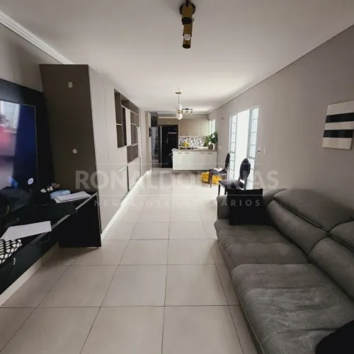 CASA À VENDA, NO GRAJAÚ, COM 3 DORMITÓRIOS SALA AMPLA E CHURRASQUEIRA.