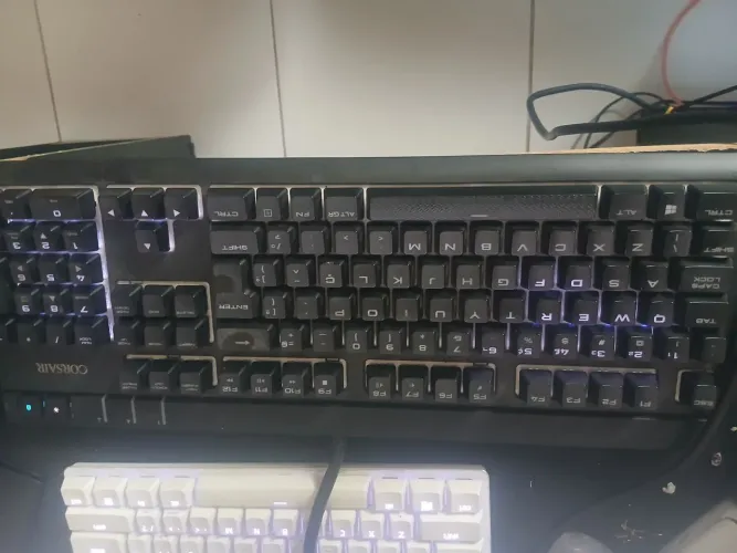 Teclado gamer Corsair Strafel