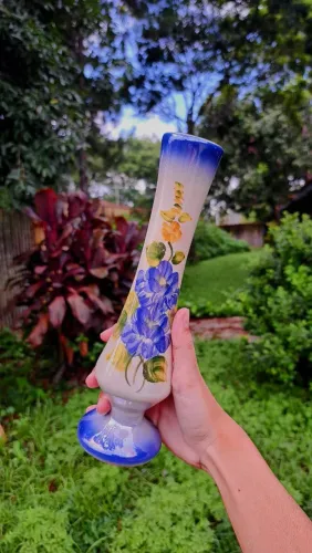 Vaso solitário bojudo de cerâmica artesanal.