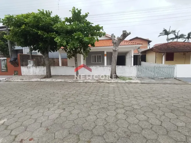 Casa em Rua Lauro Locks - Praia de Fora - Palhoça/SC