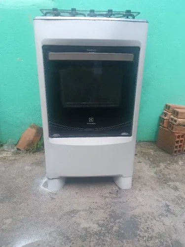 Vendo Este fogão Electrolux 2019 quatro bocas  , em bom estado de uso. Valor .: 200 reais.