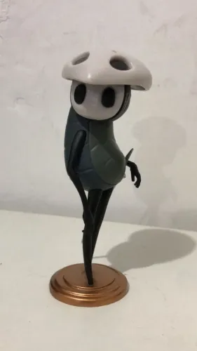 Boneco colecionável do personagem Quirrel, do famoso jogo Hollow Knight.