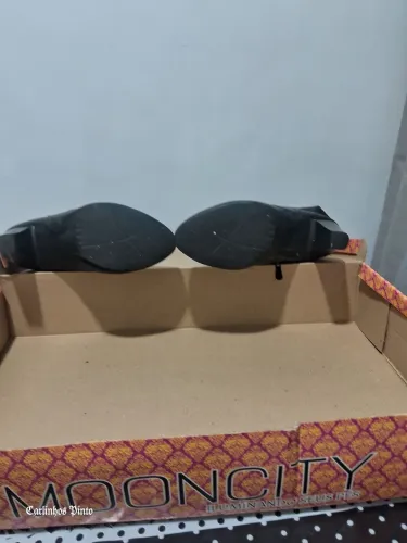 Bota preta de couro
