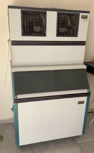MÁQUINA DE GELO EM CUBOS EVEREST EGC 150 MA COM DEPÓSITO DE 140 KG. (Extra de verdade)