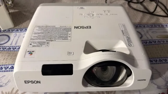 Projetor LCD Epson PowerLite 520, 2700 lúmens, HDMI, com lâmpada usada 1942 horas 