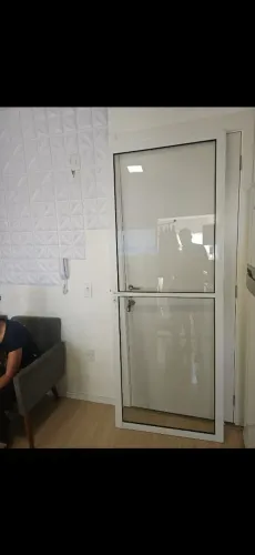 porta panorâmica ou porta vidrão com divisão).