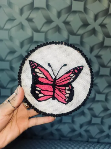 Quadro Artesanal - Borboleta Bordada à Mão no bastidor