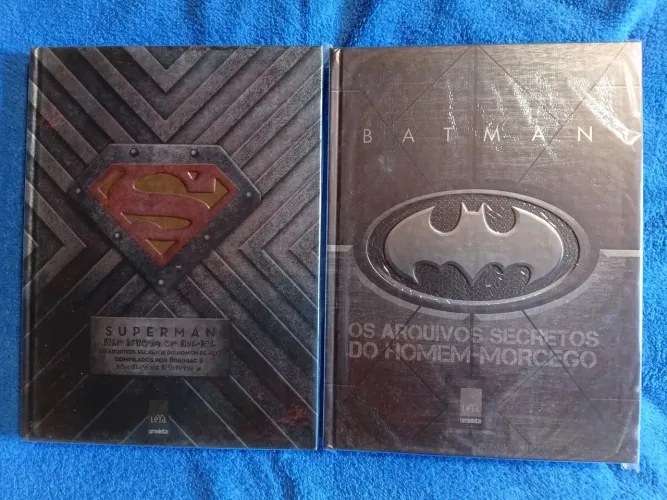 Kit Arquivos Secretos (Superman + Batman) + Brinde