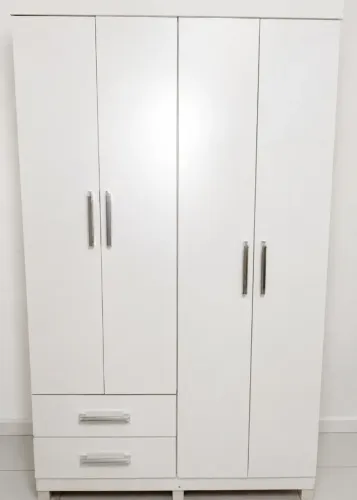 Guarda-roupa Branco com Pé