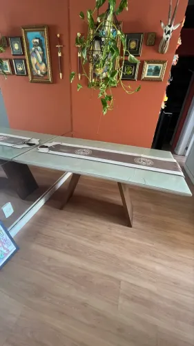 Mesa de 6 lugares tampo de vidro (com avaria) e base de madeira maciça