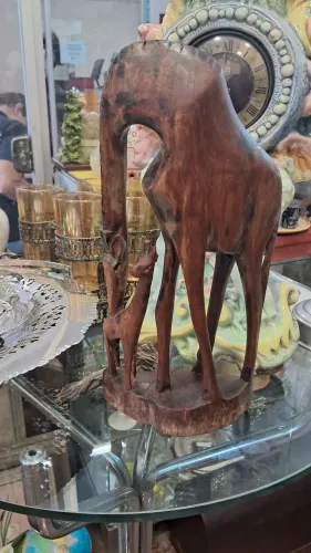 Peças Antigas Africanas representando uma Girafa com filhote e uma Zebra