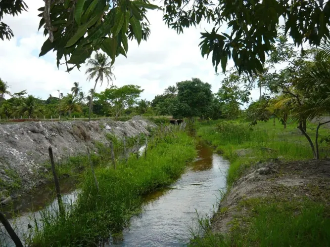 granja com 1.5 hectares com 2 casas e rio perene esc. pública
