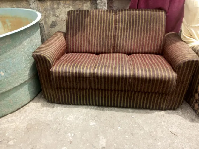 Vendo sofá de 3 lugares em bom estado para saí agora
