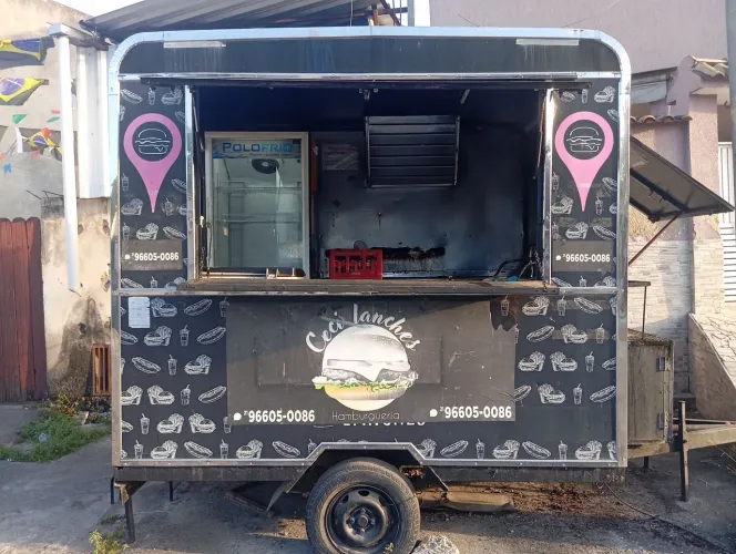 Food truck com geladeira expositora e freezer 