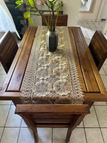 MESA RÚSTICA DE MADEIRA COM 4 CADEIRAS