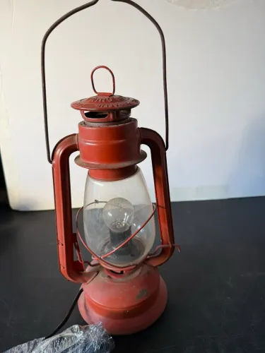 Lampião retrô vermelho para uso ou decoração