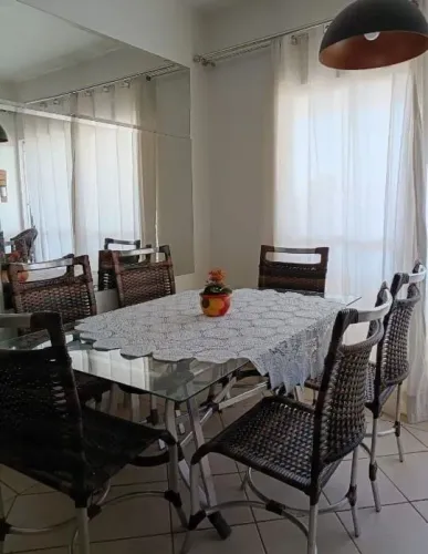 Mesa de jantar 6 lugares com tampo de vidro + 6 cadeiras de fibra sintética