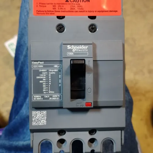 disjuntor de caixa moldada tripolar Schneider Electric da linha EasyPact EZC100, 