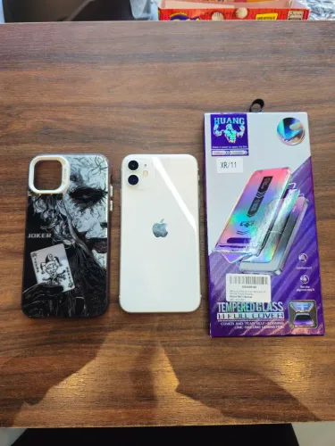 IPhone 11 com capa, película e carregador
