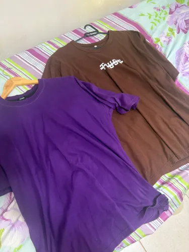 2 camisetas marrom e roxa