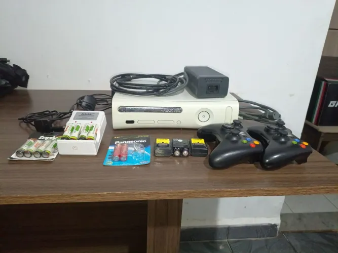 Xbox 360 edição jasper desbloqueado em bom estado foi aberto somente para manutenção.
