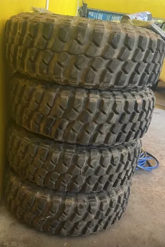 Vendo jogo de roda 15 com pneus borrachudos 31