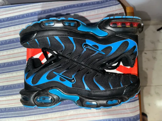 Nike Air Max TN - Preto com detalhes em azul