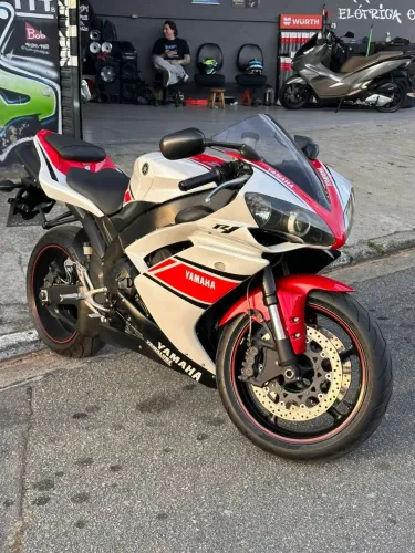 R1 famosa
