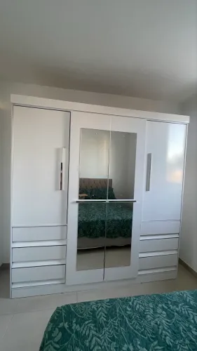 Vendo guarda roupa com espelho