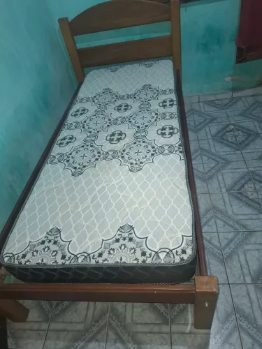 Colchão Novo e cama de madeira maciça