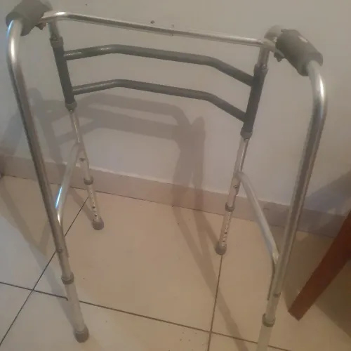 Andador de alumínio articulável 