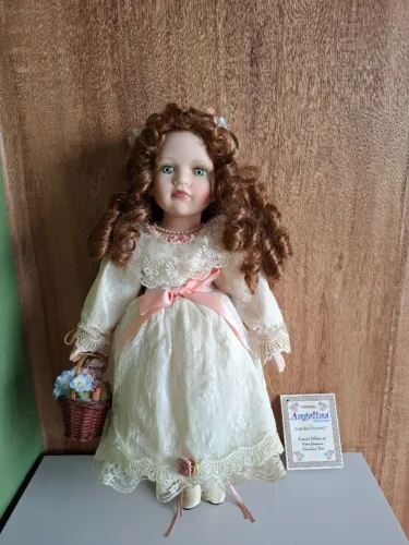 Boneca porcelana inglesa 