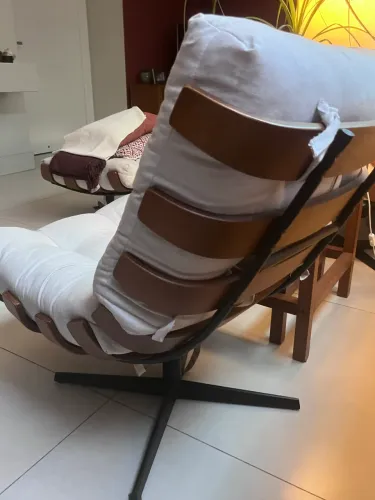 Cadeira costela giratória e puff de linho
