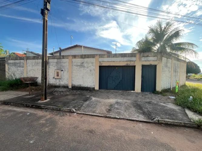 Casa grande de esquina, com 2/4, um suíte, toda forrada, cerâmica, pé direito alto