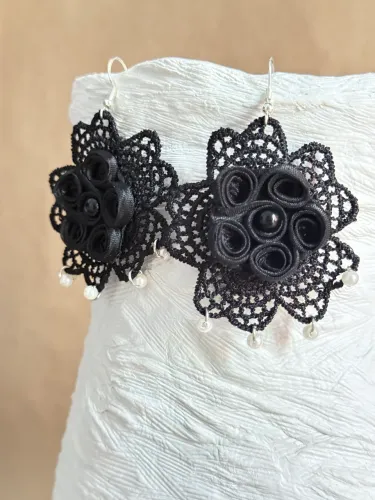 Brincos artesanais prata 925 e flor poliéster 