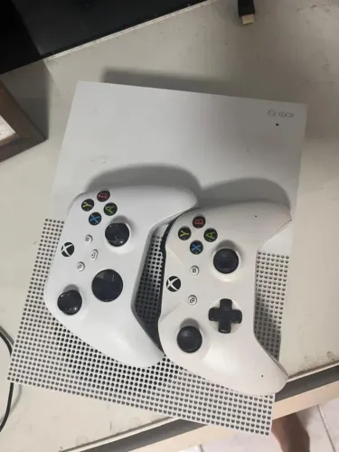 Xbox one (2 controles de brinde )