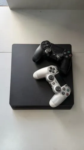 PS4 Slim preto com 2 controles e cabo original