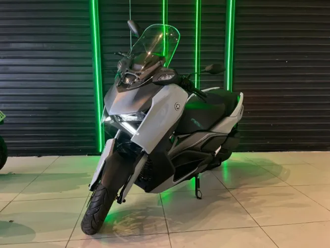 Yamaha Xmax 300 connected abs 2026