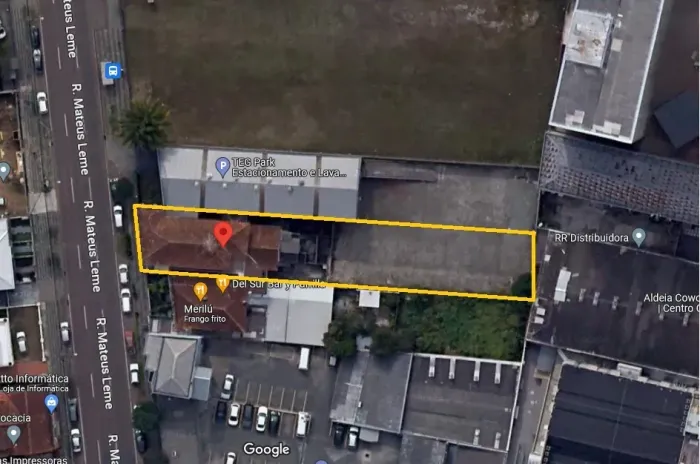 Terreno com 840m² no Centro Cívico!