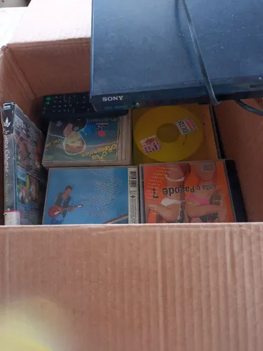 Vídeo e dvd Sony com 26 CD ? e controle remoto bom estado