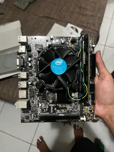 Kit lga 1151 ddr4 com uma h310 m.2 e um i3 de 8ª geração que possui vídeo integrado
