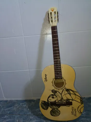 Violão com tema do Mickey