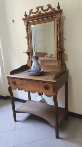 Penteadeira antiga em madeira maciça, com espelho grande e lavabo pintado a mão