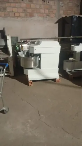 Vende-se amassadeira aspiral 40kg trifásica 