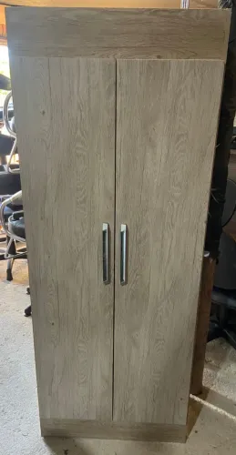 Armário multiuso em ótimo estado, cinza, 2 portas, com espaço para sapatos.
