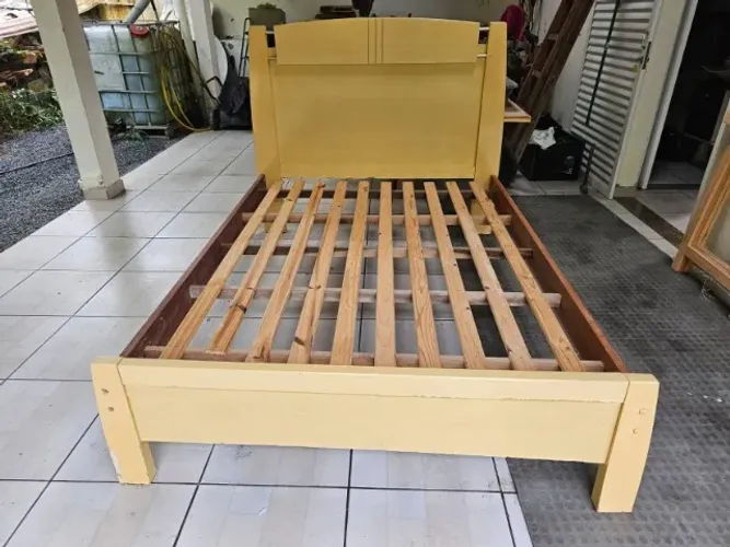 Cama de casal tamanho padrão usada