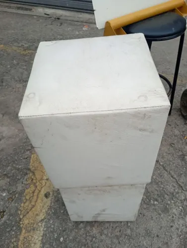 Puff branco , serve como banco e decoração 