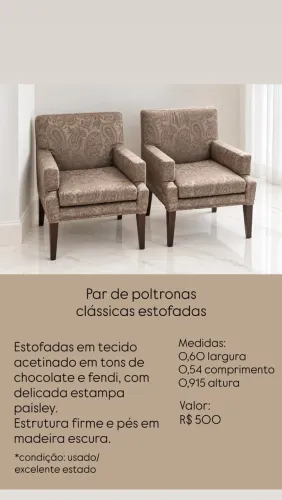 Par de poltronas clássicas estofadas