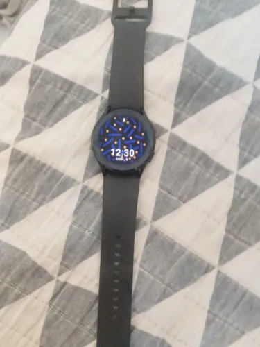 Galaxy watch 4 com marcas de uso