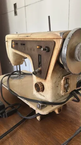 Máquina de Costura Vintage Singer Multiponto (Série 660) - De Ferro / Com Pedal 